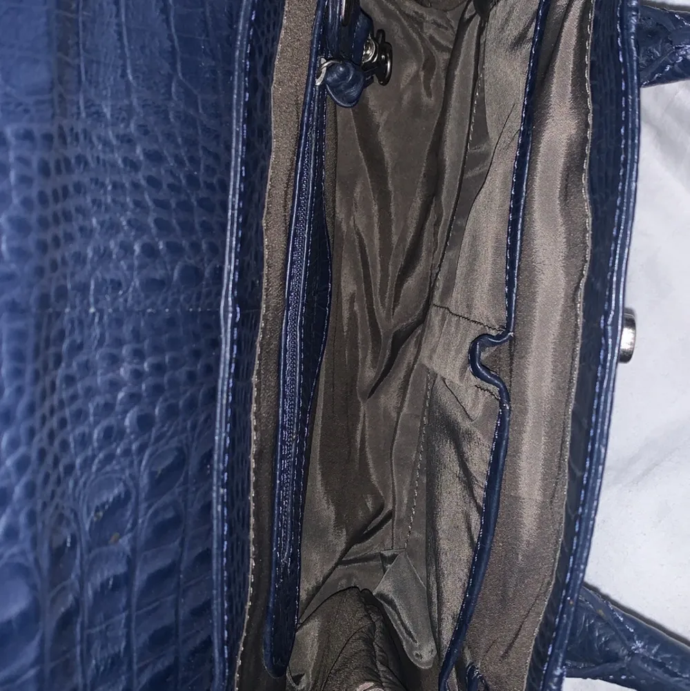 Ascool blå handväska!! Gott skick och trendig!!. Väskor.