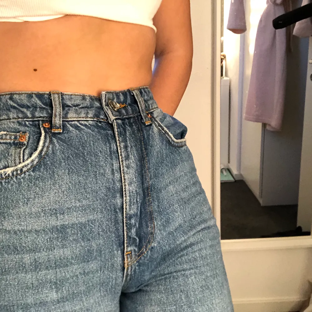 Säljer ett par super snygga  Gina tricot jeans med hög midja, långa wide leg jeans. modellen är: Idun wide jeans. Storlek:34 men det är stora i storlekarna jag gick ner en storlek i dessa. Använt dom kanske 5-10 gånger säljer pga inte kommer till andväning. Jeans & Byxor.