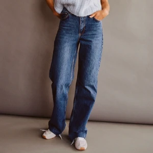 Zara jeans - Säljer dessa oanvända jeans från zara, avklippta så dom släpar lite i golvet på mig som är 170, nypris 399