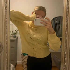 Stickad tröja - Gul stickad tröja som kommer från Gina tricot. Jättefin gul färg i väldigt bra skick ❤️ frakt tillkommer på 40kr