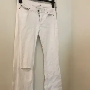Ett par vita jeans ifrån H&M i strl M. Säljer då det är fel storlek mig. 50kr+frakt 😊