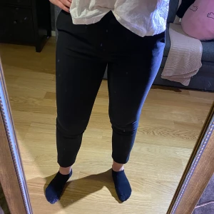 Kostymbyxor river island - Riktigt bra svarta kostymbyxor med snygg sömdetalj både fram och bak!