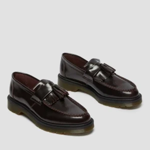 Dr Martens Loafers - red cherry - Helt nya Adrian Leather Tassel Loafers, alltså aldrig använda. Säljes pga råkade köpa för stor storlek. Mörk vinröd färg, otroligt snygga!!! Köpta för 169€ på dr.martens hemsida.