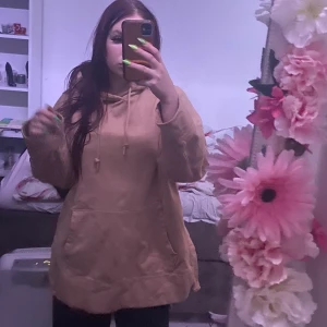 Hoodie med slits - Köpte denna från stadsmissionen men inte riktigt min stil så säljer vidare <3 lång och gosig oversize storlek