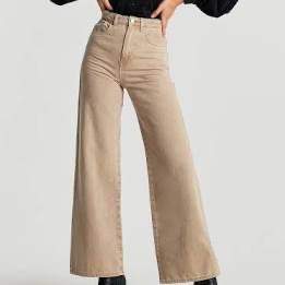 Vida jeans ifrån Gina tricot i färgen beige ☺️ använda sparsamt! ❌ Inte croppade ❌ köpta för 499 kr, bud börjar på 300 kr, höj med 10 kr minst 🥰