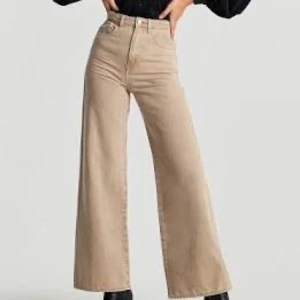 Idun wide jeans  - Vida jeans ifrån Gina tricot i färgen beige ☺️ använda sparsamt! ❌ Inte croppade ❌ köpta för 499 kr, bud börjar på 300 kr, höj med 10 kr minst 🥰