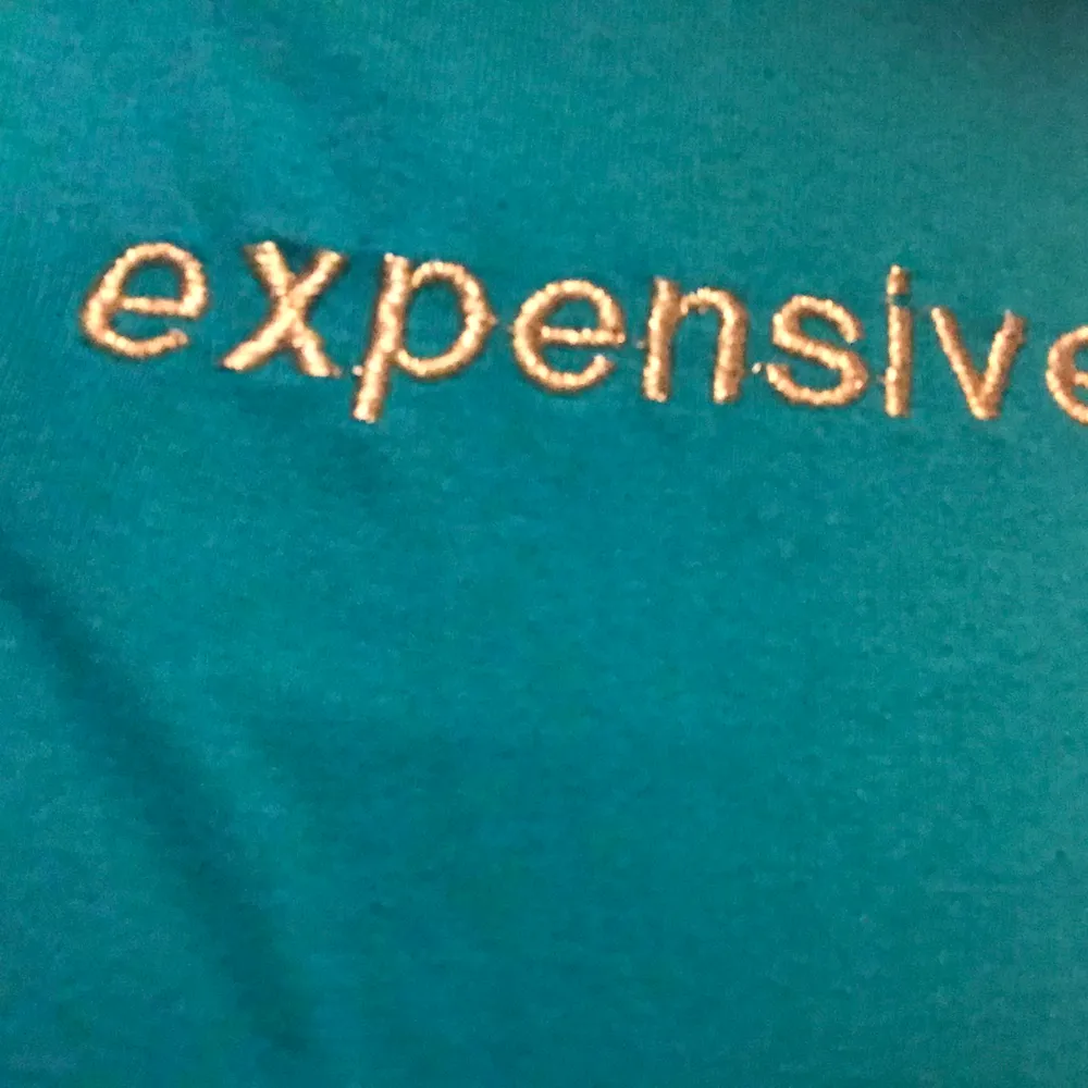 En t-shirt jag har köpt för 300 kr som inte riktigt är min stil längre. Köparen står för frakten!💕. T-shirts.