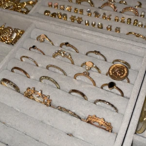 Guld ringar - 20 guldiga ringar i massa olika storlekar. Köp av alla, startbud 60kr. Vid intresse sker budgivning! 🤎 LEDANDE BUD: 140kr. Budgivningen avslutas 4/12 kl 19! 