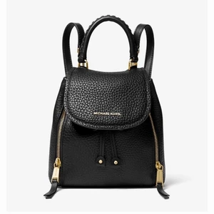 Michael kors väska/ryggsäck - Jag säljer min Michael kors väska, den är aldrig använd med alla prislappar kvar! Nypris är 2900kr, pris kan diskuteras! Michael Kors tygpåse som tillhör kommer med. 