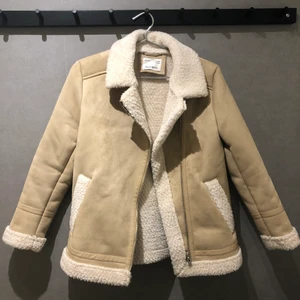 Beige pilotjacka från Zara - Beige pilotjacka från Zara i storlek 152 (11-12 år) men passar storlek xs, i mycket bra skick och endast använd ett fåtal gånger. 