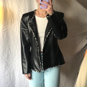 Vintage kavaj - Cool kavaj i skinnimitation och med zebra detaljer! Älskar verkligen denna då den är så cool och unik!! Passar xs-m beroende på hur man vill att den ska sitta! Köparen står för frakten❣️ OBS smutsig spegel! BUD I KOMMENTARENA🧡
