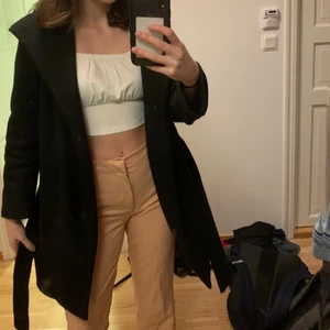 Jacka - Jätte skön kappa med huva från zara. Köpt för 559kr. Använde den förra året i vintern, den höl mig varm om man har en kofta eller så under. Väldig mysig.