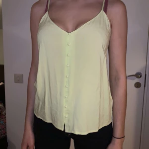 Topp - Knappt använd!! Riktigt cool och unik färg på denna topp! 