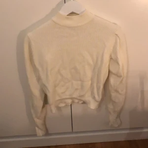 Stickad tröja NAKD xs - En vit stickad tröja från Nakd i storlek xs. Använd en gång, i ett jättefint skick. Köpte för 299 o säljer för 100 kr.