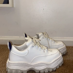 Eytys Angel  - Jag säljer nu mina Eytys Angel pga alldeles för stora. Använda ca 5 gånger, lite gångveck men annars nyskick. Köpta i Stockholm förra året. De är stora i storleken och passar en stor 38 till en mindre 39. Nypris ca 2400 kr. 