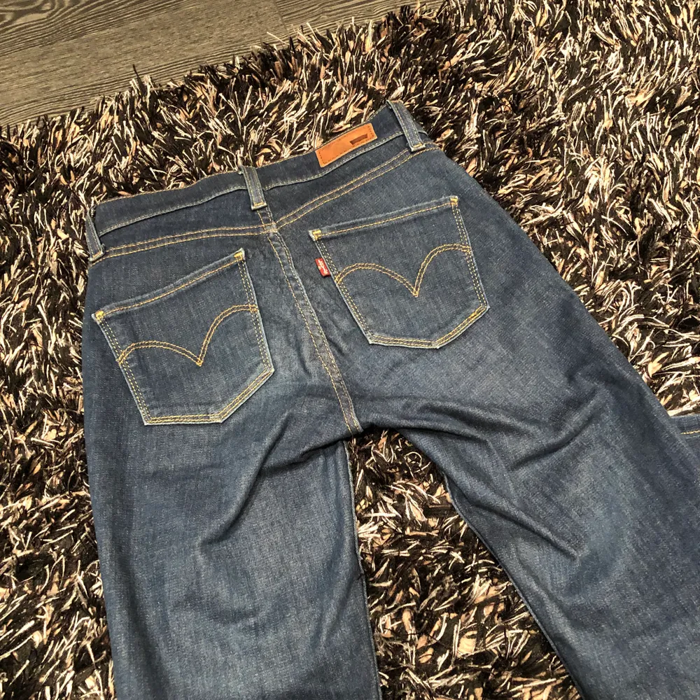 Levis jeans storlek 24, super skinny, säljer pga för små. Väldigt fint skick och stretchigt material . Jeans & Byxor.