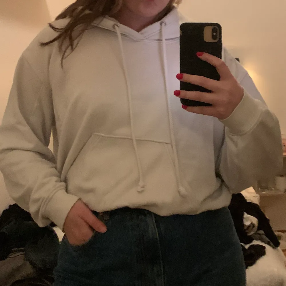 Strl S men skulle säga att den är oversized. Väl använd, men ändå bra skick. . Neuletakit & Villapaidat.