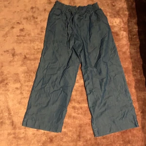 Höga lösa byxor h&m  - Önskar att jag kunde ha dessa men de sitter verkligen inte bra på mig. Mjukt tyg i denimlook, Nyskick, lappar kvar, nypris 199. Bälte i midjan. (Hög midja)