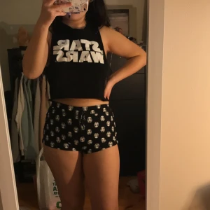 Star wars pyjamas - Star wars pyjamas från H&m i storlek XS. Använd o i ganska gott skick. Frakt tillkommer  