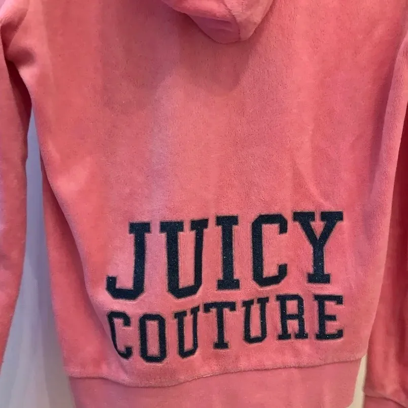 Rosa Juicy Couture Huvtröja för dina early 2000s drömmar! Riktigt drömmig och finaste färgen. Loove it, men har en annan rosa redan. Fint skick, endast använd ett fåtal gånger. Köp den! Du kommer inte ångra dig <3. Hoodies.