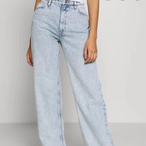 Monki yoko - Säljer nu mina monki yoko jeans pga att de inte passar mig. Köptes nya för ca ett halvår sedan å e intw jättemycket använda. 