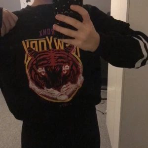 Sweatshirt H&M - Skitcool sweatshirt från Ginatricot, använt fåtal gånger, ser ut som ny!!