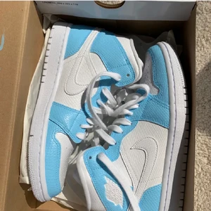 Air Jordan 1  - Använda fåtal gånger men har inga defekter eller märken!! Startbud 1500kr, men säljer endast vid bra bud! BUDGIVNING I KOMMENTARERNA 💙💙köp direkt för 3000kr