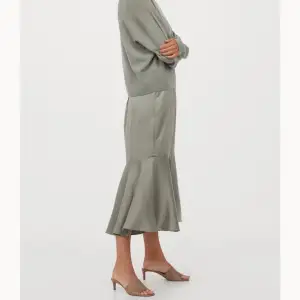NY och Oanvänd 100% Silk kjol, inköpt för 999kr, Säljer för endast 399kr, tagg kvar på. 