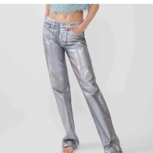 Silver jeans zara - Någon som har dessa silver jeans från Zara i storlek 36 och vill byta till 38? SÄLJER EJ JEANSEN, ENDAST ÖPPEN FÖR BYTEN