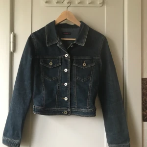 Jeansjacka S - Snygg mörkblå jeansjacka. Storlek S. Märke: Hamnett 