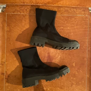 Kängor Zara, 38 - Kängor från Zara, storlek 38. Obs, har ett hål i tyget på baksidan som går att sy ihop med nål och tråd.