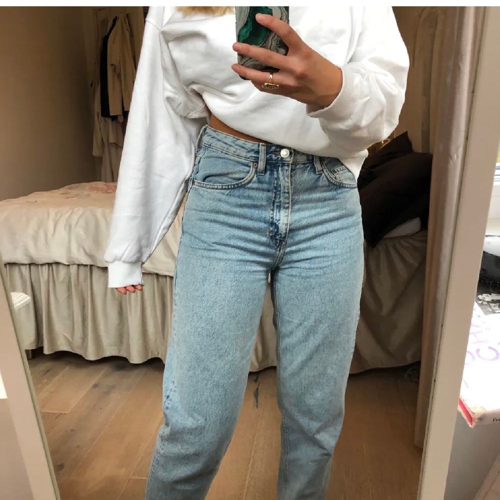 Super snygga blåa raka jeans från weekday storlek 36! Köpta för 350kr. Jeans & Byxor.