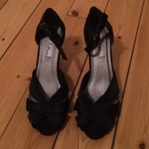  - Fina skor i strl 37, aldrig använda!