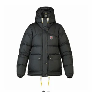 Fjällräven jacka - Jackan är i nyskick och storlek xxxs, men passar en 34-36. Startbud på 1000💕💞köp direkt för 3200. Bud på 2550 just nu💕😚