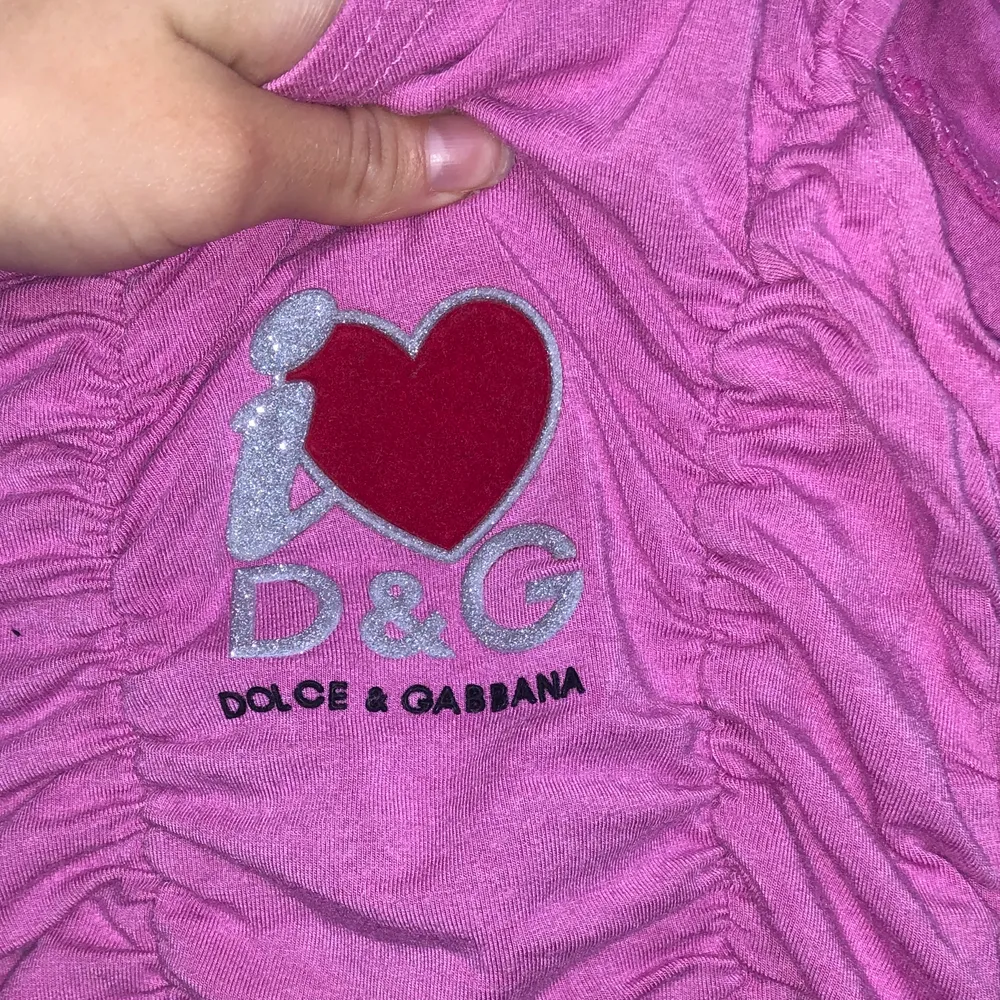 Riktig early 2000’s stil, från dolce gabana äkta. Färgen är mest aktuell på amdra bilden! Passar S-M💜 har en likadan i orange på min profil !!. Toppar.