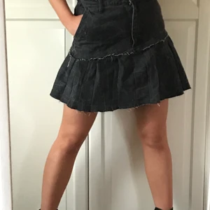 Omgjord kjol - Jag sydde om ett par gamla jeans till en kjol som tyvärr är förator i midjan, kjolen är en storlek 38. Fransade kanter och blandad vit och gröna sömmar. 