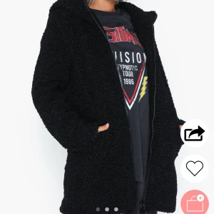 Svart kappa - Kappa från only, fodrad så perfekt till vädret nu, nypris la på 759kr