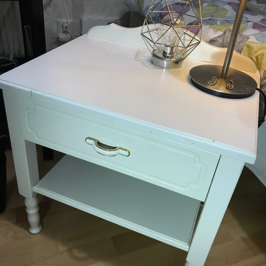 Vit Möbel med gulddetalj  - 90