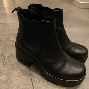 Vagabond Dioos strl 39 - knappt använda - Säljer ett par Vagabond Dioos boots i skinn, strl 39. Finns ute i butik nu för ca 1 000 kr. Använda max fem gånger. Finns att hämta i Nacka, Stockholm. Kan även skickas mot porto. 