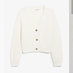 Stickad kofta  - Sjukt fin stickad kofta ifrån Monki. Köptes i somras men användes aldrig så mycket som förväntats. Conditon 9.5/10. Skriv för egna bilder