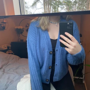 Kofta - Jättefin kofta från chiquelle i en fin blå färg💙säljer då jag inte fått användning för den⚡️