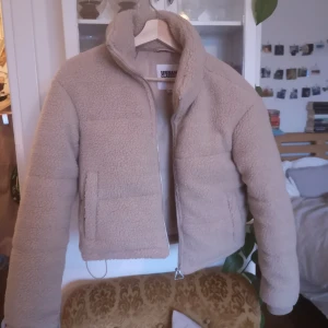 Puffig teddy xs - Så snygg vinterjacka från Urban classics. Kommer även fungera som höst/vårjacka. Inköpt i oktober för 649kr, aldrig använd. Vore toppen om någon får mer användning för den 😍