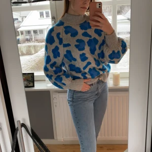 Stor stickad tröja  - En blå leopard mönstrad stickad tröja från H&M i storlek M. Plagget är användt fåtalgånger och är i fint skick. 😄