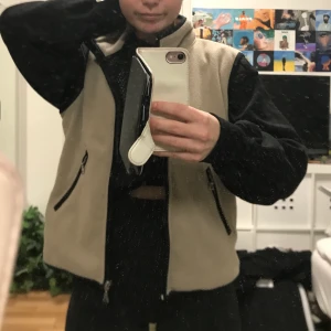 Fleece väst beige - Super snygg Beige fleece väst ifrån Xtuxer i storlek M(sitter perfekt för mig somna vanliga fall har xs/s). Svart längst ut samt vid fickorna☺️  pris kan diskuteras                            