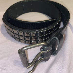 nitbälte - jättesnyggt nitbälte, saknar en nit men det märks inte när man har det på sig