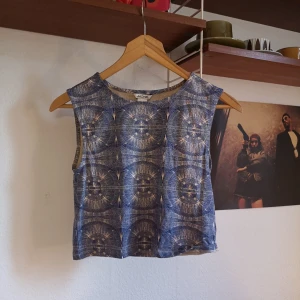 Monki topp i retro mönster  - Stl S fint skick. 
