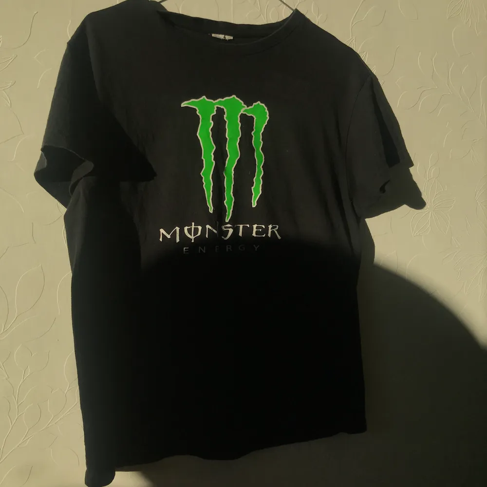 t-shirt med monstertryck i superskönt material🐸 . T-shirts.