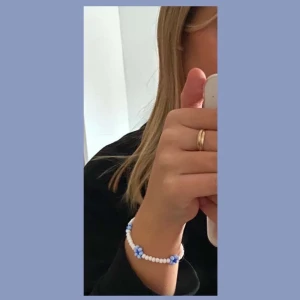 Pärlarmband - Heeej, här är ett av de tre armband som vi kommer sälja. Finns även i grönt och rött (skriv för bilder). Ett armband kostar 59kr och tre för 150kr. PERFEKTA julklappen💙🌸