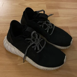 Adidas skor - Säljer mina träningsskor från Adidas i strl. 37. Köpta via second hand, men fortfarande i fint skick! Säljer då de var lite för stora för mig. Skulle säga att dem är normala i storlek. Ska se till att tvätta av sulan (se bild 3) innan jag skickar paketet. 