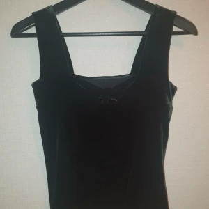 Fin svart top 🔥 - Den här fina toppen köpte jag på en secondhand affär för 2 månader sen och sen dess har jag inte haft en användning för den. Den är gjord i mjuk och bekväm material. Frakt + pris💫